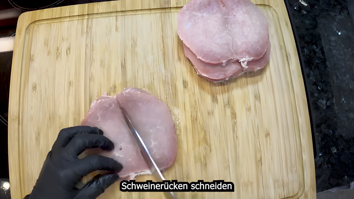 Jede Scheibe schneide ich seitlich auf und klappe sie wie ein Buch auf, sodass eine große, dünne Fläche entsteht. Mit einem scharfen Messer geht das sauber, ohne dass das Fleisch reißt.
